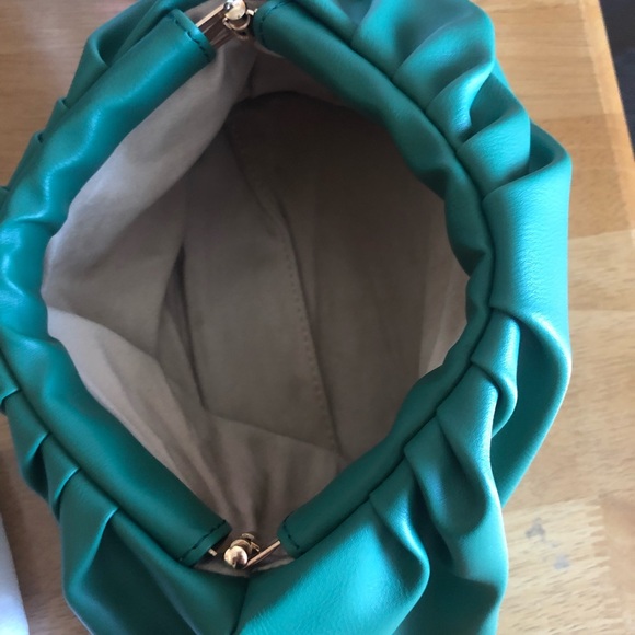 Design Wrinkled Cloud bag with thick Gold chain - Picture 4 of 5